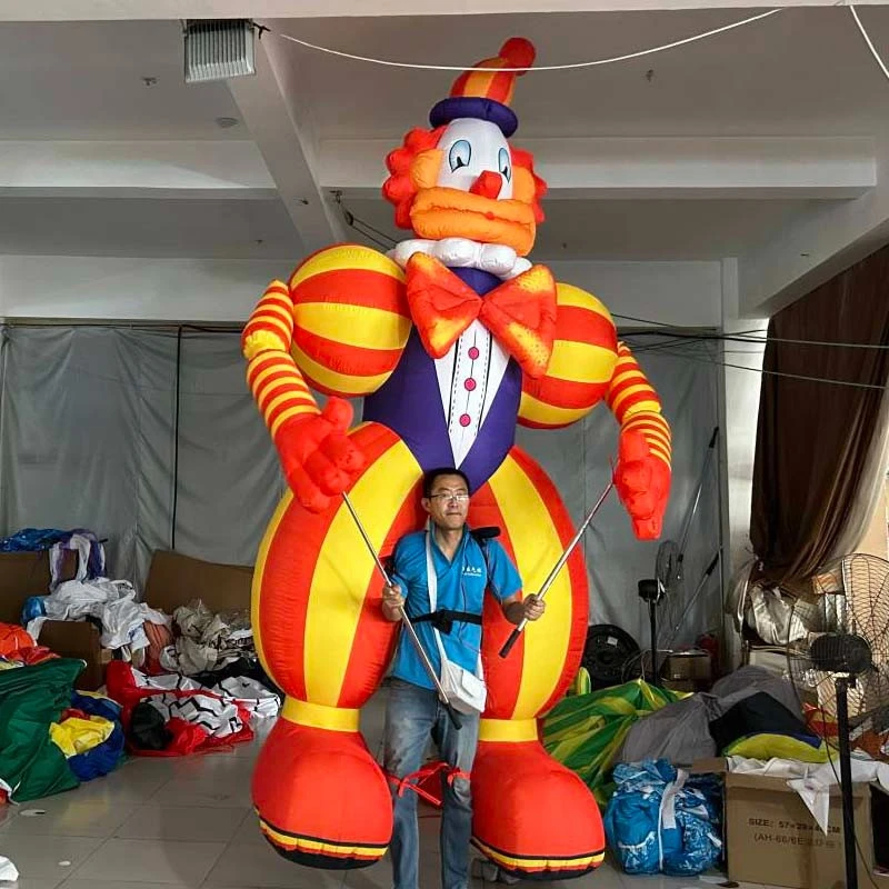 Bniedem Clown li jintefħu Jġorr Puppet Parata