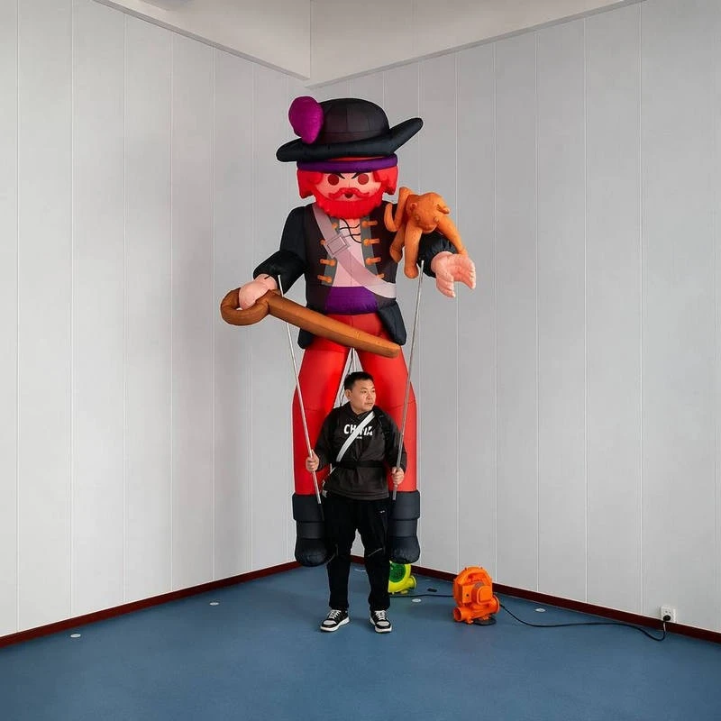 Raġel Pirata li jintefħu Jġorr Puppet Parata